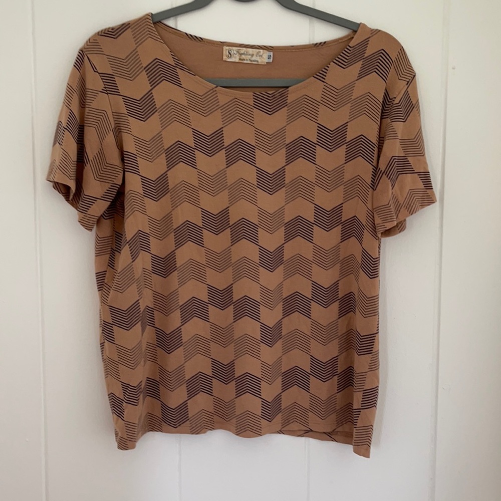 Fighting eel chevron print top. Tan and dark blue